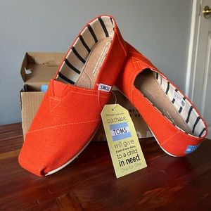 Womens size 7.5 orange Toms